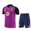 Conjunto hombre entrenamiento FC Barcelona camiseta púrpura y pantalón azul marino temporada 2025 2026 calidad 1.1 oficial,Barcelona 2025, Conjunto entrenamiento Barça, Ropa entrenamiento Barcelona púrpura, Camiseta Barcelona 25/26 entrenamiento, Calidad 1.1 Barcelona, Tienda Hincha Futbolero, La Liga 2026, Bloke Core deportivo, Regalo hombre Barça, Training kit Barcelona 2026.