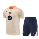 Conjunto hombre entrenamiento FC Barcelona camiseta salmón y pantalón negro temporada 2025 2026 calidad 1.1 oficial, Barcelona 2025, Conjunto entrenamiento Barça, Ropa entrenamiento Barcelona salmón, Camiseta Barcelona 25/26 entrenamiento, Calidad 1.1 Barcelona, Tienda Hincha Futbolero, La Liga 2026, Bloke Core deportivo, Regalo hombre Barça, Training kit Barcelona 2026.