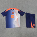 Conjunto pre-juego oficial del FC Barcelona temporada 2025 2026 T90 azul marino y naranja para hombre de Tienda Hincha Futbolero, Conjunto Barcelona Pre-Juego, Barcelona T90 2025/26, Ropa entrenamiento Barcelona, Camiseta y pantalón Barcelona, Equipación pre-match Barça, Comprar conjunto Barcelona oficial, Calidad premium blaugrana, Moda culé, FC Barcelona 2026.