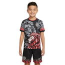 Barcelona 2026, Conjunto Barcelona infantil, Barça kids especial, Camiseta Barcelona león, Ropa fútbol niños negra, Calidad 1.1 Barça, Regalo fútbol infantil, Tienda Hincha Futbolero, Barcelona Lion Edition.