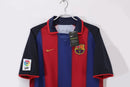 Camiseta oficial FC Barcelona primera equipación temporada 2003 2004 retro color azulgrana para hombre de Tienda Hincha Futbolero, Camiseta FC Barcelona retro, Barça 03/04, Ropa Barcelona vintage, Comprar camiseta Barcelona azulgrana, Culés, Camp Nou, Ronaldinho Barcelona, Fútbol español, Camisetas fútbol retro, Retro Barcelona 2004, Historia Barcelona, Colección Barça, Liga Española.