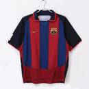 Camiseta oficial FC Barcelona primera equipación temporada 2003 2004 retro color azulgrana para hombre de Tienda Hincha Futbolero, Camiseta FC Barcelona retro, Barça 03/04, Ropa Barcelona vintage, Comprar camiseta Barcelona azulgrana, Culés, Camp Nou, Ronaldinho Barcelona, Fútbol español, Camisetas fútbol retro, Retro Barcelona 2004, Historia Barcelona, Colección Barça, Liga Española.