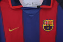 Camiseta oficial FC Barcelona primera equipación temporada 2003 2004 retro color azulgrana para hombre de Tienda Hincha Futbolero, Camiseta FC Barcelona retro, Barça 03/04, Ropa Barcelona vintage, Comprar camiseta Barcelona azulgrana, Culés, Camp Nou, Ronaldinho Barcelona, Fútbol español, Camisetas fútbol retro, Retro Barcelona 2004, Historia Barcelona, Colección Barça, Liga Española.