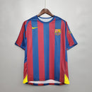 Camiseta oficial del FC Barcelona primera equipación temporada 2006 UEFA Champions League retro para hombre de Tienda Hincha Futbolero, Camiseta Barcelona retro, Barça 2006, Champions League 2006, Ropa Barcelona vintage, Comprar camiseta Barcelona antigua, Ronaldinho, Culés, Blaugrana, Camisetas fútbol retro, Historia Barça, Colección Barça, Barcelona París final.