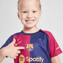 Conjunto infantil FC Barcelona primera equipación 2024 2025 niños kit completo camiseta azulgrana y pantalón corto oficial fútbol niños culés 24/25 vista frontal.