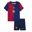 Conjunto infantil FC Barcelona primera equipación 2024 2025 niños kit completo camiseta azulgrana y pantalón corto oficial fútbol niños culés 24/25 vista frontal.