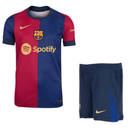 Conjunto infantil FC Barcelona primera equipación 2024 2025 niños kit completo camiseta azulgrana y pantalón corto oficial fútbol niños culés 24/25 vista frontal.