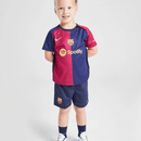 Conjunto infantil FC Barcelona primera equipación 2024 2025 niños kit completo camiseta azulgrana y pantalón corto oficial fútbol niños culés 24/25 vista frontal.