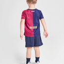 Conjunto infantil FC Barcelona primera equipación 2024 2025 niños kit completo camiseta azulgrana y pantalón corto oficial fútbol niños culés 24/25 vista dorsal.