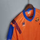 Camiseta oficial del FC Barcelona segunda equipación temporada 1989 1992 color naranja retro para hombre de Tienda Hincha Futbolero, Camiseta Barcelona retro, Barça 89/92, Ropa Barcelona vintage, Comprar camiseta Barcelona naranja, Dream Team Cruyff, Culés, Camisetas fútbol retro, Retro Barcelona 1992, Wembley 92, Colección Barça.