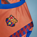 Camiseta oficial del FC Barcelona segunda equipación temporada 1989 1992 color naranja retro para hombre de Tienda Hincha Futbolero, Camiseta Barcelona retro, Barça 89/92, Ropa Barcelona vintage, Comprar camiseta Barcelona naranja, Dream Team Cruyff, Culés, Camisetas fútbol retro, Retro Barcelona 1992, Wembley 92, Colección Barça.