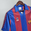 Camiseta oficial del FC Barcelona primera equipación temporada 1990 1991 retro para hombre de Tienda Hincha Futbolero, Camiseta Barcelona retro, Barça 90/91, Ropa Barcelona vintage, Comprar camiseta Barcelona antigua, Dream Team, Culés, Blaugrana, Camisetas fútbol retro, Retro Barcelona 1991, Historia FC Barcelona, Colección Barça.