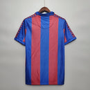 Camiseta oficial del FC Barcelona primera equipación temporada 1990 1991 retro para hombre de Tienda Hincha Futbolero, Camiseta Barcelona retro, Barça 90/91, Ropa Barcelona vintage, Comprar camiseta Barcelona antigua, Dream Team, Culés, Blaugrana, Camisetas fútbol retro, Retro Barcelona 1991, Historia FC Barcelona, Colección Barça.