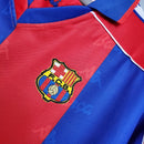 Camiseta oficial del FC Barcelona primera equipación temporada 1992 1993 retro para hombre de Tienda Hincha Futbolero, Camiseta Barcelona retro, Barça 92/93, Ropa Barcelona vintage, Comprar camiseta Barcelona antigua, Dream Team Cruyff, Culés, Camisetas fútbol retro, Retro Barcelona 93, Colección Barça, Blaugrana.