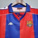 Camiseta oficial del FC Barcelona primera equipación temporada 1992 1993 retro para hombre de Tienda Hincha Futbolero, Camiseta Barcelona retro, Barça 92/93, Ropa Barcelona vintage, Comprar camiseta Barcelona antigua, Dream Team Cruyff, Culés, Camisetas fútbol retro, Retro Barcelona 93, Colección Barça, Blaugrana.