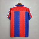 Camiseta oficial del FC Barcelona primera equipación temporada 1992 1993 retro para hombre de Tienda Hincha Futbolero, Camiseta Barcelona retro, Barça 92/93, Ropa Barcelona vintage, Comprar camiseta Barcelona antigua, Dream Team Cruyff, Culés, Camisetas fútbol retro, Retro Barcelona 93, Colección Barça, Blaugrana.
