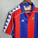 Camiseta oficial del FC Barcelona primera equipación temporada 1992 1993 retro para hombre de Tienda Hincha Futbolero, Camiseta Barcelona retro, Barça 92/93, Ropa Barcelona vintage, Comprar camiseta Barcelona antigua, Dream Team Cruyff, Culés, Camisetas fútbol retro, Retro Barcelona 93, Colección Barça, Blaugrana.