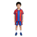 Conjunto infantil retro FC Barcelona 1995 1997 primera equipación azulgrana con detalles en las mangas calidad 1.1 premium época Ronaldo Fenómeno oficial, Barcelona infantil retro, Conjunto niño Barça 1996 azulgrana, Ropa FC Barcelona niños retro, Equipación Barcelona junior 95/97, Calidad 1.1 infantil, Tienda Hincha Futbolero, Regalo niño Barcelona fútbol, Camiseta rayas azul y grana niño, Barça Kids Retro 1997 Ronaldo.