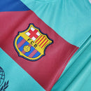 Camiseta oficial del FC Barcelona segunda equipación temporada 2010 2011 color azul retro para hombre de Tienda Hincha Futbolero, Camiseta Barcelona retro, Barça 10/11, Ropa Barcelona vintage, Comprar camiseta Barcelona azul, Messi Barcelona, Culés, Blaugrana, Camisetas fútbol retro, Retro Barcelona 2011, Champions League 2011, Colección Barça.