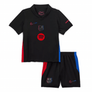 Conjunto infantil FC Barcelona segunda equipación 2024 2025 niños kit completo camiseta negra y pantalón corto oficial fútbol niños culés 24/25 vista frontal.