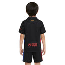 Conjunto infantil FC Barcelona segunda equipación 2024 2025 niños kit completo camiseta negra y pantalón corto oficial fútbol niños culés 24/25 vista dorsal.