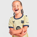 Conjunto infantil segunda equipación FC Barcelona camiseta beige y pantalón negro temporada 2025 2026 edición especial Kobe Bryant calidad 1.1 oficial, Barcelona infantil 2026, Conjunto niño Barça beige negro, Ropa Barcelona niños Kobe Bryant, Equipación Barça junior 25/26, Calidad 1.1 infantil, Tienda Hincha Futbolero, Regalo niño Barcelona fútbol, Camiseta beige Barcelona niño, Barca Kids Mamba Kit.