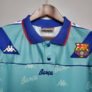 Camiseta oficial del FC Barcelona segunda equipación temporada 1992 1993 retro para hombre de Tienda Hincha Futbolero, Camiseta Barcelona retro, Barça 92/93, Ropa Barcelona vintage, Comprar camiseta Barcelona antigua, Dream Team Cruyff, Culés, Camisetas fútbol retro, Retro Barcelona 1993, Colección Barça, Blaugrana.