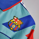 Camiseta oficial del FC Barcelona segunda equipación temporada 1992 1993 retro para hombre de Tienda Hincha Futbolero, Camiseta Barcelona retro, Barça 92/93, Ropa Barcelona vintage, Comprar camiseta Barcelona antigua, Dream Team Cruyff, Culés, Camisetas fútbol retro, Retro Barcelona 1993, Colección Barça, Blaugrana.