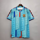 Camiseta oficial del FC Barcelona segunda equipación temporada 1996 1997 color azul retro para hombre de Tienda Hincha Futbolero, Camiseta Barcelona retro, Barça 96/97, Ropa Barcelona vintage, Comprar camiseta Barcelona antigua, Culés, Blaugrana, Camisetas fútbol retro, Retro Barcelona 97, Ronaldo Fenómeno, Colección Barça.