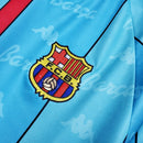 Camiseta oficial del FC Barcelona segunda equipación temporada 1996 1997 color azul retro para hombre de Tienda Hincha Futbolero, Camiseta Barcelona retro, Barça 96/97, Ropa Barcelona vintage, Comprar camiseta Barcelona antigua, Culés, Blaugrana, Camisetas fútbol retro, Retro Barcelona 97, Ronaldo Fenómeno, Colección Barça.