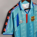 Camiseta oficial del FC Barcelona segunda equipación temporada 1996 1997 color azul retro para hombre de Tienda Hincha Futbolero, Camiseta Barcelona retro, Barça 96/97, Ropa Barcelona vintage, Comprar camiseta Barcelona antigua, Culés, Blaugrana, Camisetas fútbol retro, Retro Barcelona 97, Ronaldo Fenómeno, Colección Barça.