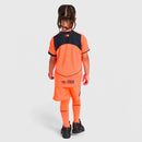 FC Barcelona 2026, Conjunto Barça infantil naranja, Equipación niños Barcelona III, Camiseta Barça niño 2026 naranja, Kit de fútbol junior Total 90, Regalo fútbol niños Barça, Ropa oficial FC Barcelona, Pantalón corto niño Barcelona, Comprar conjunto infantil barato, Tienda Hincha Futbolero.