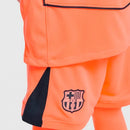 FC Barcelona 2026, Conjunto Barça infantil naranja, Equipación niños Barcelona III, Camiseta Barça niño 2026 naranja, Kit de fútbol junior Total 90, Regalo fútbol niños Barça, Ropa oficial FC Barcelona, Pantalón corto niño Barcelona, Comprar conjunto infantil barato, Tienda Hincha Futbolero.