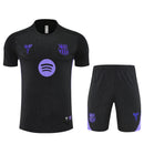 Conjunto entrenamiento hombre Barcelona x Kobe Bryant temporada 2025 2026 oficial negro edición especial camiseta y pantalón técnica transpirable mamba pro.