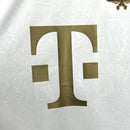 Camiseta hombre Bayern de Múnich edición especial 125 aniversario temporada 2025 2026 blanca y oro detalles dorados calidad 1.1 oficial, Bayern Munich 125 YEARS, Camiseta Bayern blanca oro, Bayern aniversario 2025, Camiseta blanca especial Bayern, Camiseta barata Bayern Múnich, Calidad 1.1 Bayern, Bundesliga 2026, Tienda Hincha Futbolero, Mia San Mia, Bloke Core Blanco.