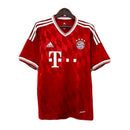 Camiseta hombre Bayern de Múnich temporada 2013 2014 primera equipación roja detalles blancos retro calidad 1.1 premium Tienda Hincha Futbolero. Bayern 2013, Bayern 2014, Camiseta Bayern roja, Ropa Bayern Múnich retro, Camiseta Munich clásica, Calidad 1.1 Bayern, Robben 2014, Tienda Hincha Futbolero, Bayern Retro Jersey 13/14.