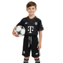 Conjunto infantil Bayern Munich 2025 2026 tercera equipación negra camiseta y pantalón calidad 1.1 oficial, Bayern Munich infantil 25/26, Conjunto niño Bayern negro, Ropa Bayern Munich niños 2026, Equipación Bayern junior 25/26, Calidad 1.1 infantil negro, Tienda Hincha Futbolero, Regalo niño fútbol Bayern, Camiseta negra Bayern Munich niño, Bayern Kids 2025 Third.