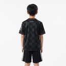 Conjunto infantil Bayern Munich 2025 2026 tercera equipación negra camiseta y pantalón calidad 1.1 oficial, Bayern Munich infantil 25/26, Conjunto niño Bayern negro, Ropa Bayern Munich niños 2026, Equipación Bayern junior 25/26, Calidad 1.1 infantil negro, Tienda Hincha Futbolero, Regalo niño fútbol Bayern, Camiseta negra Bayern Munich niño, Bayern Kids 2025 Third.