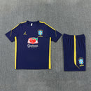Conjunto hombre Selección Brasil temporada 2026 2027 oficial Jordan camiseta y pantalón corto azul marino detalles amarillos fútbol técnica transpirable Canarinha entrenamiento.