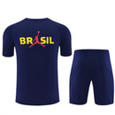 Conjunto hombre Selección Brasil temporada 2026 2027 oficial Jordan camiseta y pantalón corto azul marino detalles amarillos fútbol técnica transpirable Canarinha entrenamiento.