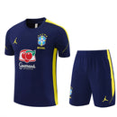 Conjunto hombre Selección Brasil temporada 2026 2027 oficial Jordan camiseta y pantalón corto azul marino detalles amarillos fútbol técnica transpirable Canarinha entrenamiento.