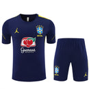 Conjunto hombre Selección Brasil temporada 2026 2027 oficial Jordan camiseta y pantalón corto azul marino detalles amarillos fútbol técnica transpirable Canarinha entrenamiento.