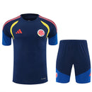 Conjunto hombre Selección Colombia temporada 2026 2027 oficial camiseta y pantalón corto azul marino fútbol técnica transpirable Cafeteros entrenamiento mundial.