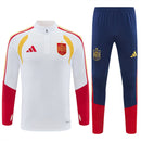 Conjunto hombre Selección España temporada 2026 2027 oficial sudadera blanca pantalón azul fútbol técnica transpirable detalles bandera roja amarilla entrenamiento.