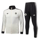 Nuevo Chándal oficial Alemania 26/27 – Chaqueta blanca y pantalón negro – Alemania, Die Mannschaft, 26/27, Chándal, Conjunto de entrenamiento, Blanco, Negro, DFB, Ropa deportiva, Fútbol, Tienda Hincha Futbolero, Exclusivo