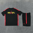 Conjunto hombre Selección Brasil temporada 2026 2027 oficial Jordan camiseta y pantalón corto negro detalles rojos fútbol técnica transpirable Canarinha entrenamiento mundial.