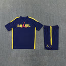 Conjunto hombre Selección Brasil temporada 2026 2027 oficial Jordan camiseta y pantalón corto azul marino detalles amarillos fútbol técnica transpirable Canarinha entrenamiento.