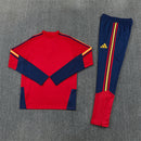 Conjunto hombre Selección España temporada 2026 2027 oficial sudadera roja pantalón azul marino fútbol técnica transpirable La Roja entrenamiento.