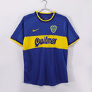 Camiseta oficial Boca Juniors primera equipación temporada 2000 2001 retro color azul y oro para hombre de Tienda Hincha Futbolero, Camiseta Boca Juniors retro, Boca 00/01, Ropa Boca Juniors vintage, Comprar camiseta Boca azul y oro, Xeneizes, La Bombonera, Fútbol argentino, Camisetas fútbol retro, Retro Boca 2000, Historia Boca, Copa Intercontinental, Colección Boca.