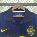 Camiseta hombre Boca Juniors temporada 2009 2010 primera equipación azul y oro franja amarilla retro calidad 1.1 premium Juan Román Riquelme Tienda Hincha Futbolero. Boca Juniors 2009, Boca 2010, Camiseta Boca retro, Ropa Boca Juniors clásica, Camiseta Boca azul y oro, Calidad 1.1 Boca, Riquelme Retro, Palermo 2010, Tienda Hincha Futbolero, Boca Retro Jersey 09/10.